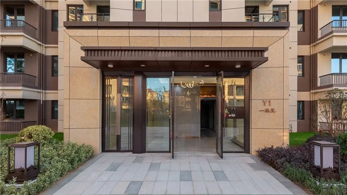 单元门为钢铜门材质,全面升级,首层(门厅)和负一层均是精装交付标准